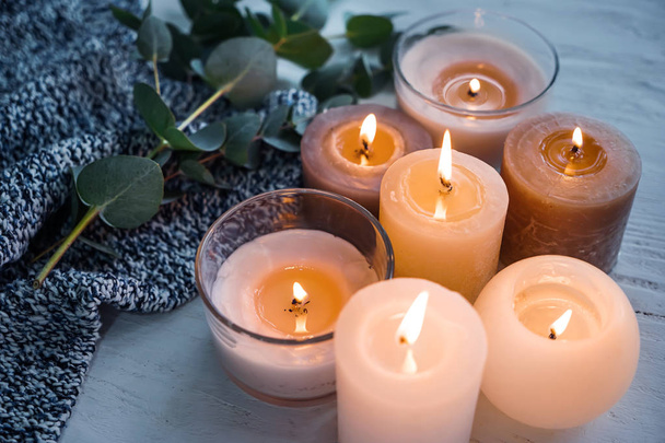 Mooie kaarsen branden op houten tafel - Foto, afbeelding