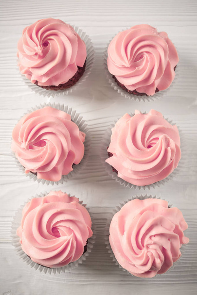 Sweet cupcakes on light background - Foto, imagen