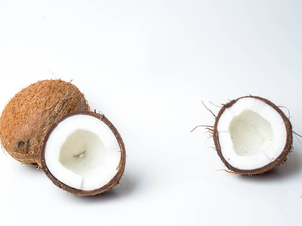 kokosnoot geïsoleerd op een witte achtergrond met kopie ruimte - Foto, afbeelding