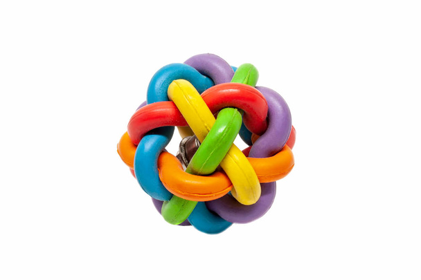 Pelota de juguete de goma multicolor de muchos entrelazados aislados sobre fondo blanco
 - Foto, imagen