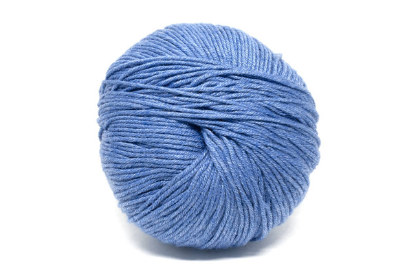 Bola azul de lana aislada sobre fondo blanco
 - Foto, Imagen