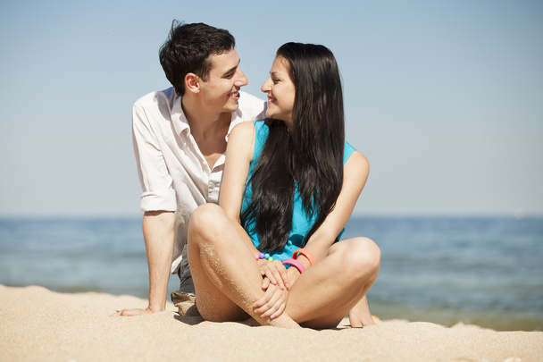 Beautiful couple on the beach - Foto, immagini