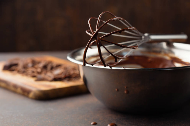 Crema de chocolate casera con batidor
  - Foto, Imagen