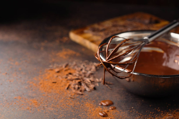 泡立て器で自家製のチョコレート クリーム  - 写真・画像