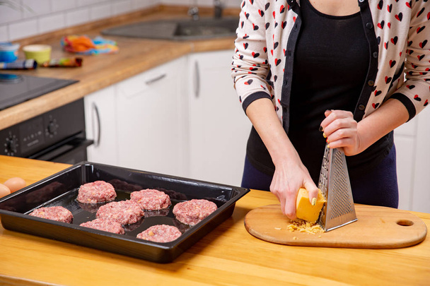 Кулинария, еда и домашняя концепция - крупный план женских рук, терющих сыр
 - Фото, изображение