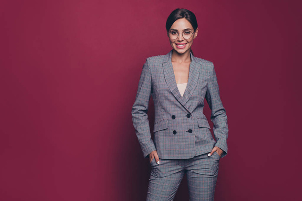 Portrait of her she nice classy pretty representative attractive cool cheerful cheery lady financier director wearing gray checkered suit isolated over maroon burgundy marsala pastel background - Φωτογραφία, εικόνα
