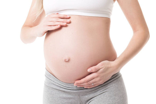 Gros plan de la femme enceinte qui touche son ventre
 - Photo, image