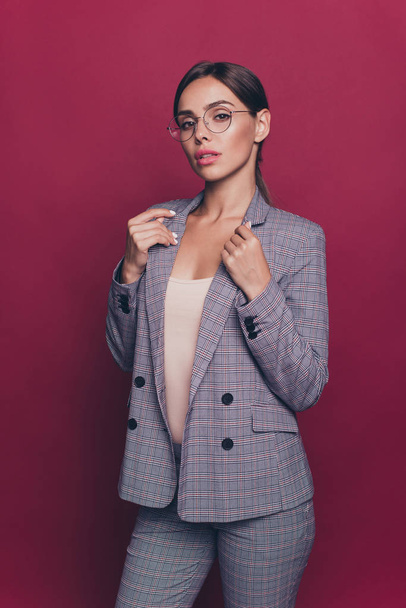 Vertical portrait of her she nice cute attractive magnificent lovely sweet classy lady secretary assistant in gray checkered suit isolated over maroon burgundy marsala background - Foto, afbeelding