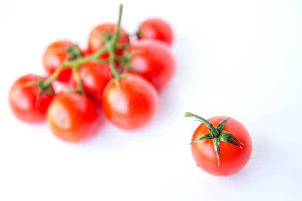 tomates frescos sobre fondo blanco - Foto, Imagen