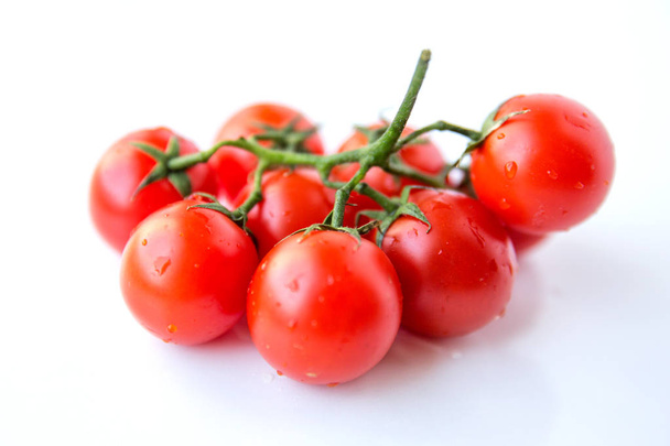 tuoreet tomaatit valkoisella pohjalla - Valokuva, kuva
