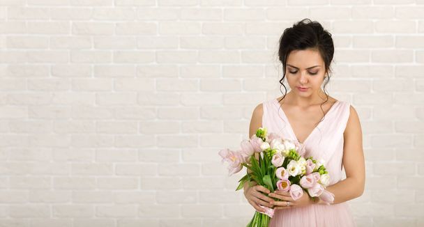 Portrait of beautiful bride with wedding bouquet - Фото, изображение