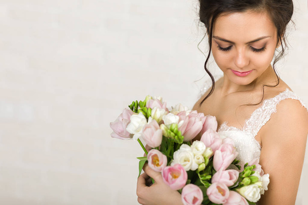 Portrait of beautiful bride with wedding bouquet - Фото, зображення