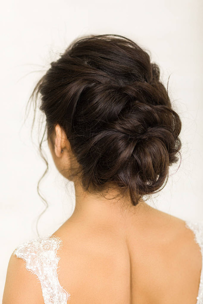 Elegant wedding hairstyle on beautiful bride - Foto, imagen