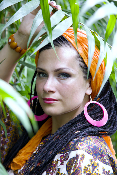 schöne blauäugige Frau mit den afrikanischen Zöpfen - Foto, Bild