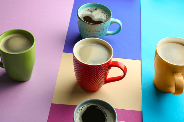 Muchas tazas con sabroso café aromático sobre fondo de color
 - Foto, Imagen