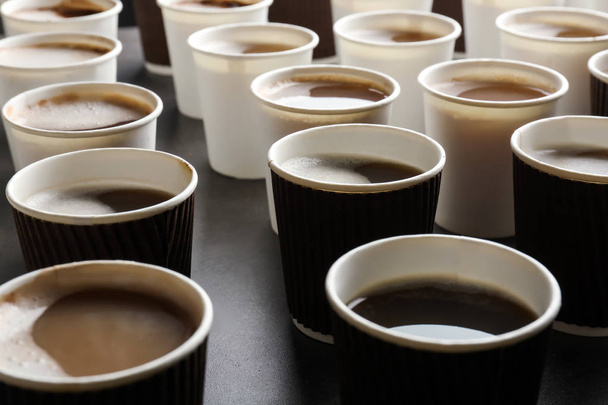 Muitas xícaras de plástico com café aromático saboroso na mesa
 - Foto, Imagem
