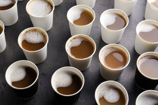 Sok műanyag pohár finom aromás kávét a táblázat - Fotó, kép