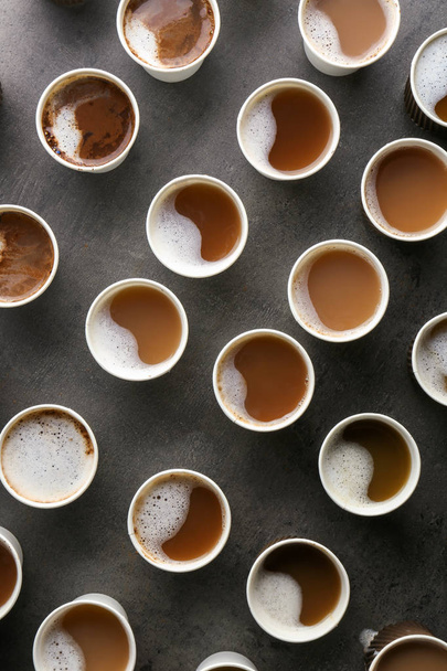 Sok műanyag pohár finom aromás kávét a sötét háttér, lapos feküdt - Fotó, kép