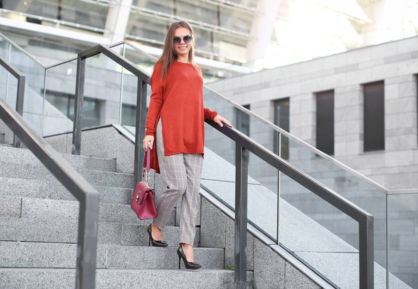 Mulher jovem na moda em escadas ao ar livre
 - Foto, Imagem