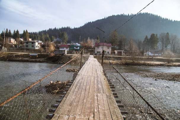 γέφυρα πάνω από τον ποταμό Kryvorivnya στο χωριό, Ουκρανία - Φωτογραφία, εικόνα