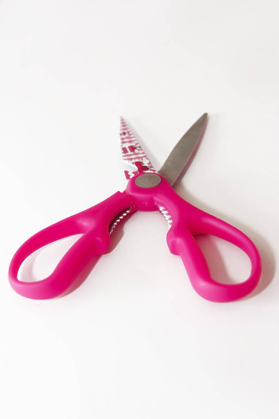 Růžové kuchyňské nůžky s kovovými noži a designem na bílém pozadí - Fotografie, Obrázek