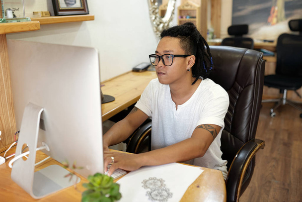 Diseñador web creativo trabajando en la computadora en la oficina
 - Foto, imagen