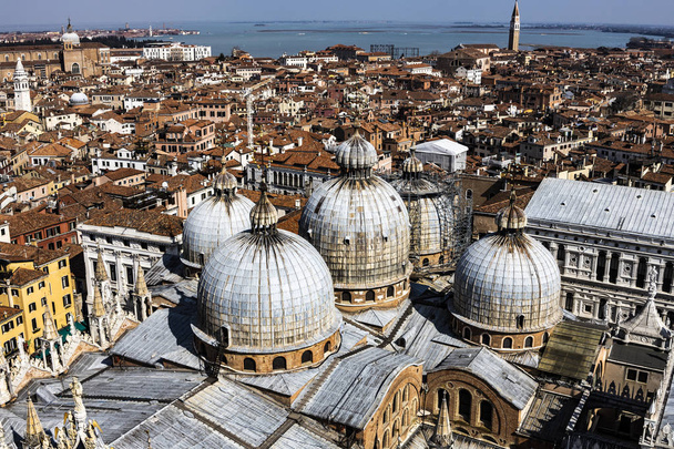 Панорамний пташиного польоту Венеції з куполи собору Святого Марка  - Фото, зображення