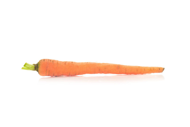 baby wortelen geïsoleerd op een witte achtergrond - Foto, afbeelding