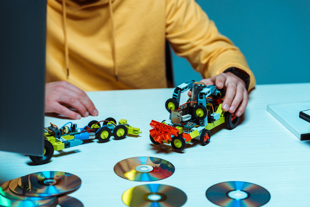 erkek beyaz masada oyuncak araba ile oynayan seçici odak  - Fotoğraf, Görsel