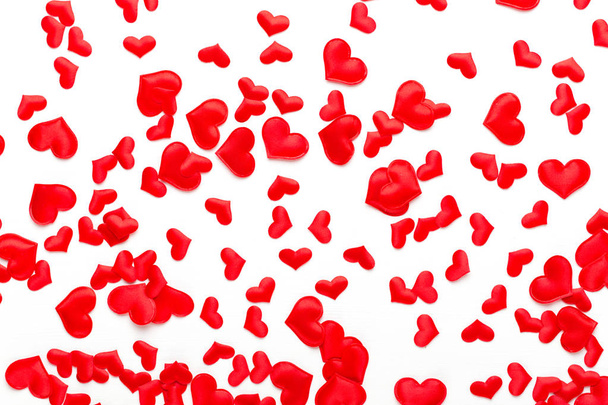 Walentynki serca tle czerwony na białym tle drewnianych. - Zdjęcie, obraz