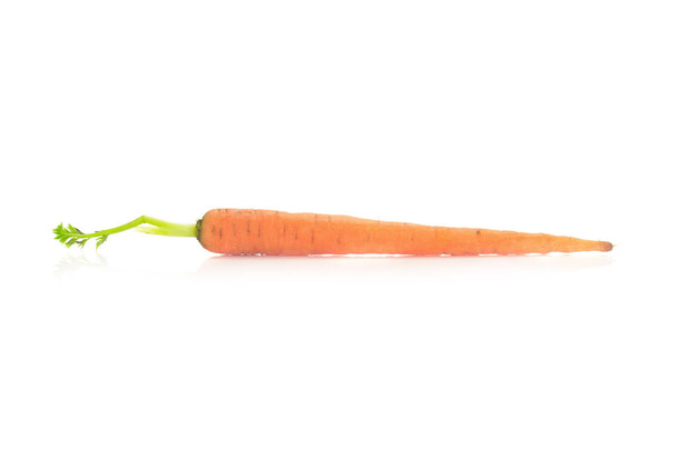 Детская морковка изолирована на белом фоне
 - Фото, изображение