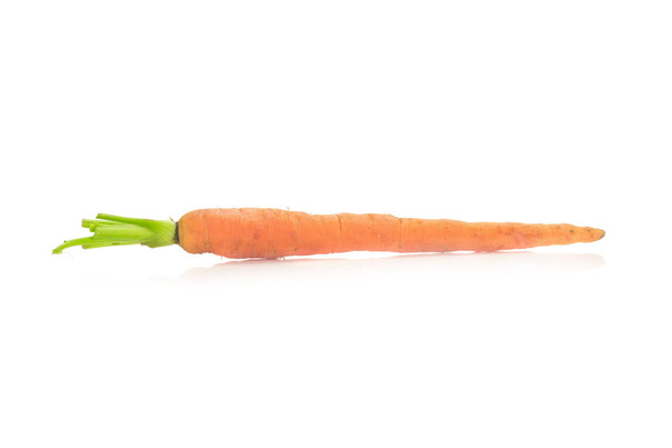 baby wortelen geïsoleerd op een witte achtergrond - Foto, afbeelding