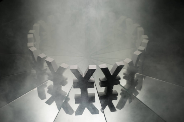 Γιεν ή σύμβολο νομίσματος γιουάν στον καθρέφτη και καλύπτονται σε καπνό - Φωτογραφία, εικόνα