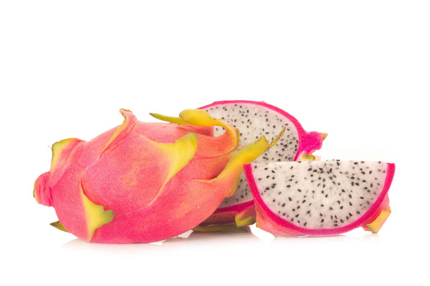 Dragon Fruit geïsoleerd tegen witte achtergrond - Foto, afbeelding