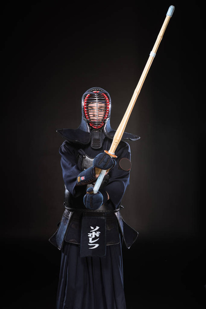 Kendo harci páncél gyakorló bambusz karddal, fekete - Fotó, kép