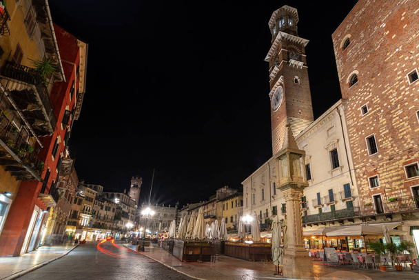 Piazza delle Erbe à noite - Verona Veneto Itália
 - Foto, Imagem