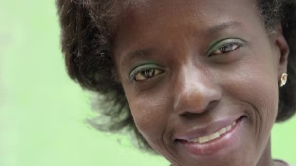 Muotokuva onnellinen kypsä musta nainen katselee kameraa
 - Materiaali, video