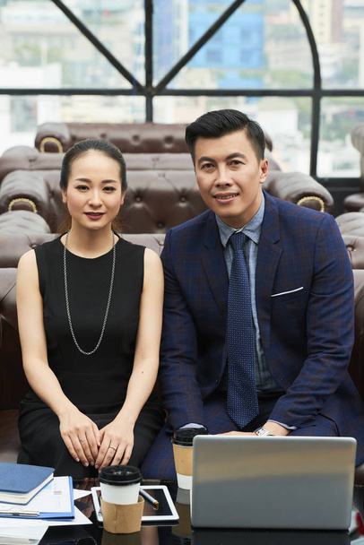 Porträt positiver asiatischer Geschäftsleute, die sich in der Hotellobby treffen - Foto, Bild