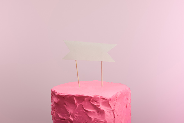 gâteau d'anniversaire doux rose avec carte blanche isolé sur rose
  - Photo, image