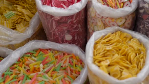 variety of fryums -  snacks on display in old Delhi spice market - Séquence, vidéo
