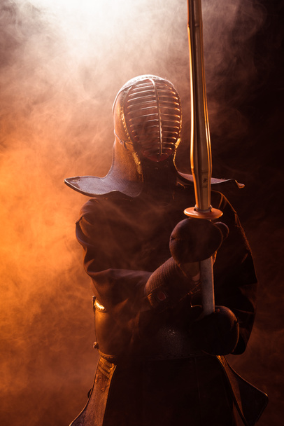 Bojovník Kendo v brnění drží meč bambus v kouři - Fotografie, Obrázek