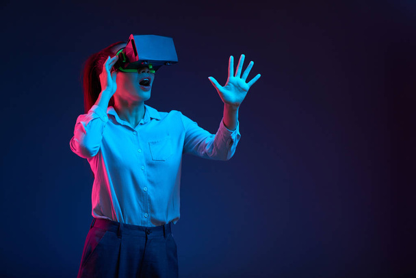 Fiatal női szoftverfejlesztő ijesztő tesztel ő létrehozott virtuális-valóság sisak  - Fotó, kép