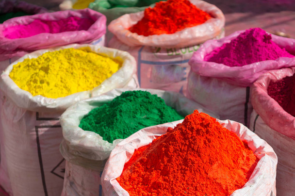 Πολύχρωμο gulal σκόνη σε σάκους είδος λινάτσας έτοιμο για την πώληση στην ινδική ινδουιστικό Φεστιβάλ holi - Φωτογραφία, εικόνα