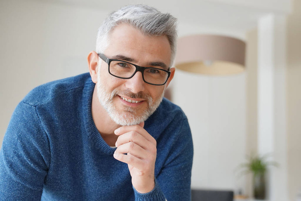Portrait of smiling man with grey hair and glasses - Фото, зображення