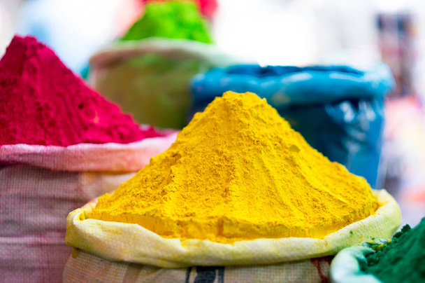 Gulal väri kasataan säkkeihin Intian festivaali holi
 - Valokuva, kuva