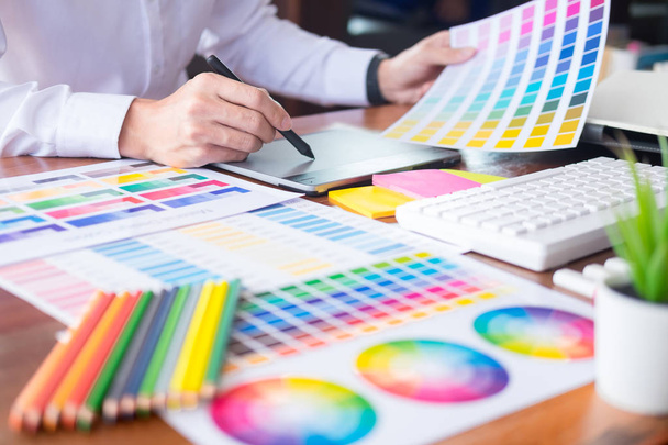 Grafický design partneři pracují společně, renovace a technologický koncept - na stolním počítači a výběr s použitím některých barev - Fotografie, Obrázek