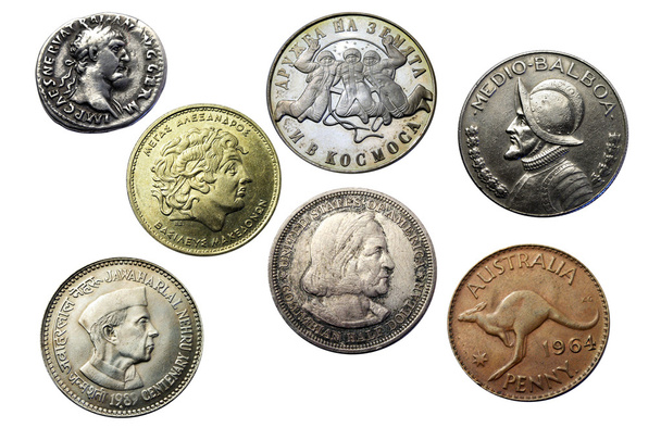 επτά νομίσματα από διαφορετικές εποχές και χώρες - Φωτογραφία, εικόνα
