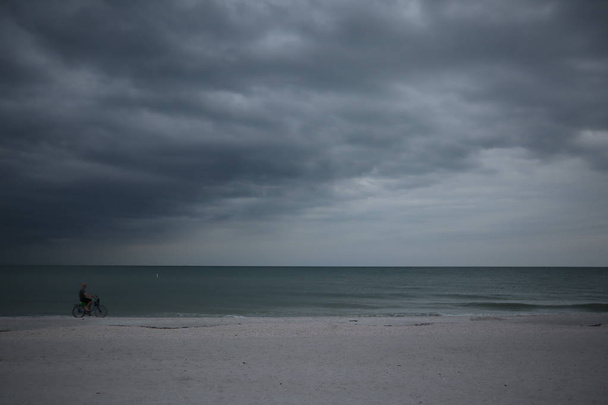 gray thunder clouds on the beach - Foto, Imagem