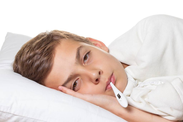 Kind griep ziek, jongen met medische thermometer, bed. - Foto, afbeelding