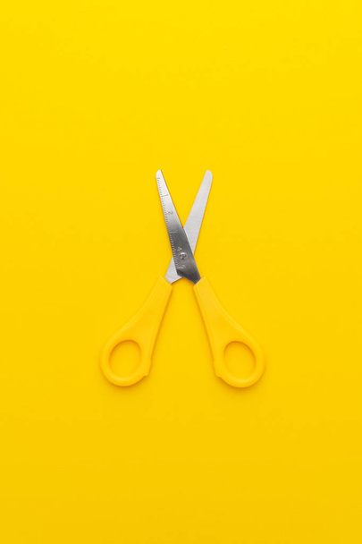 scissors on yellow back - Foto, Imagem